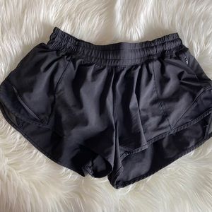 Lululemon Hotty Hot Short ll 2.5” size 6 Black